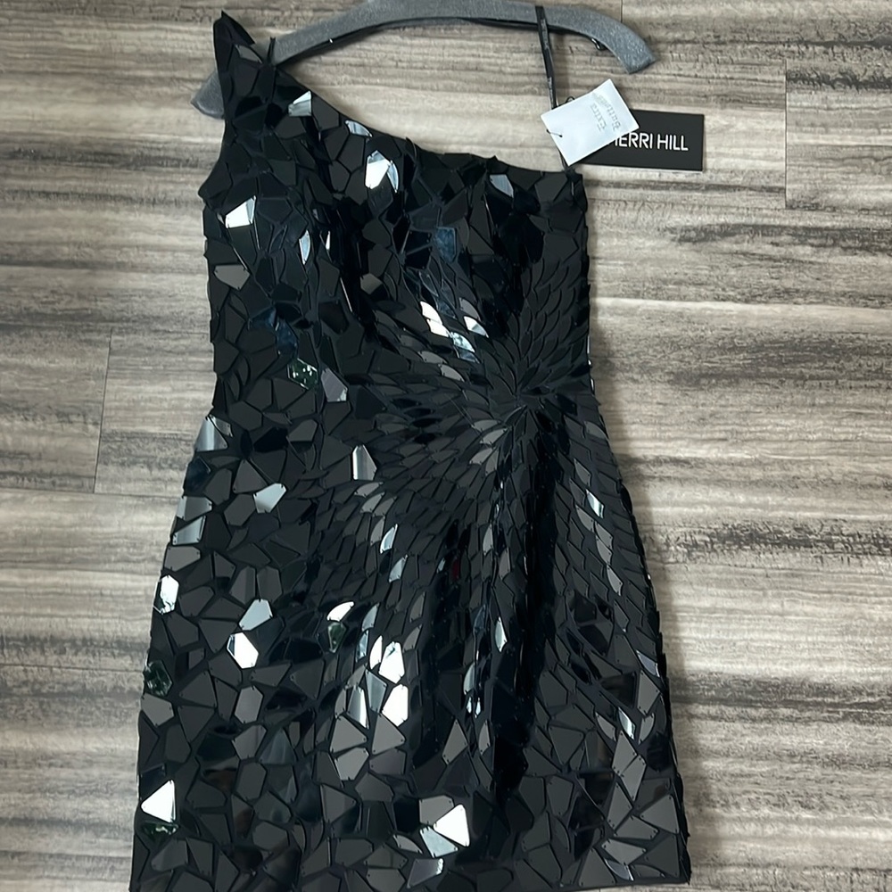SHERRI HILL BLACK DRESS SZE 6